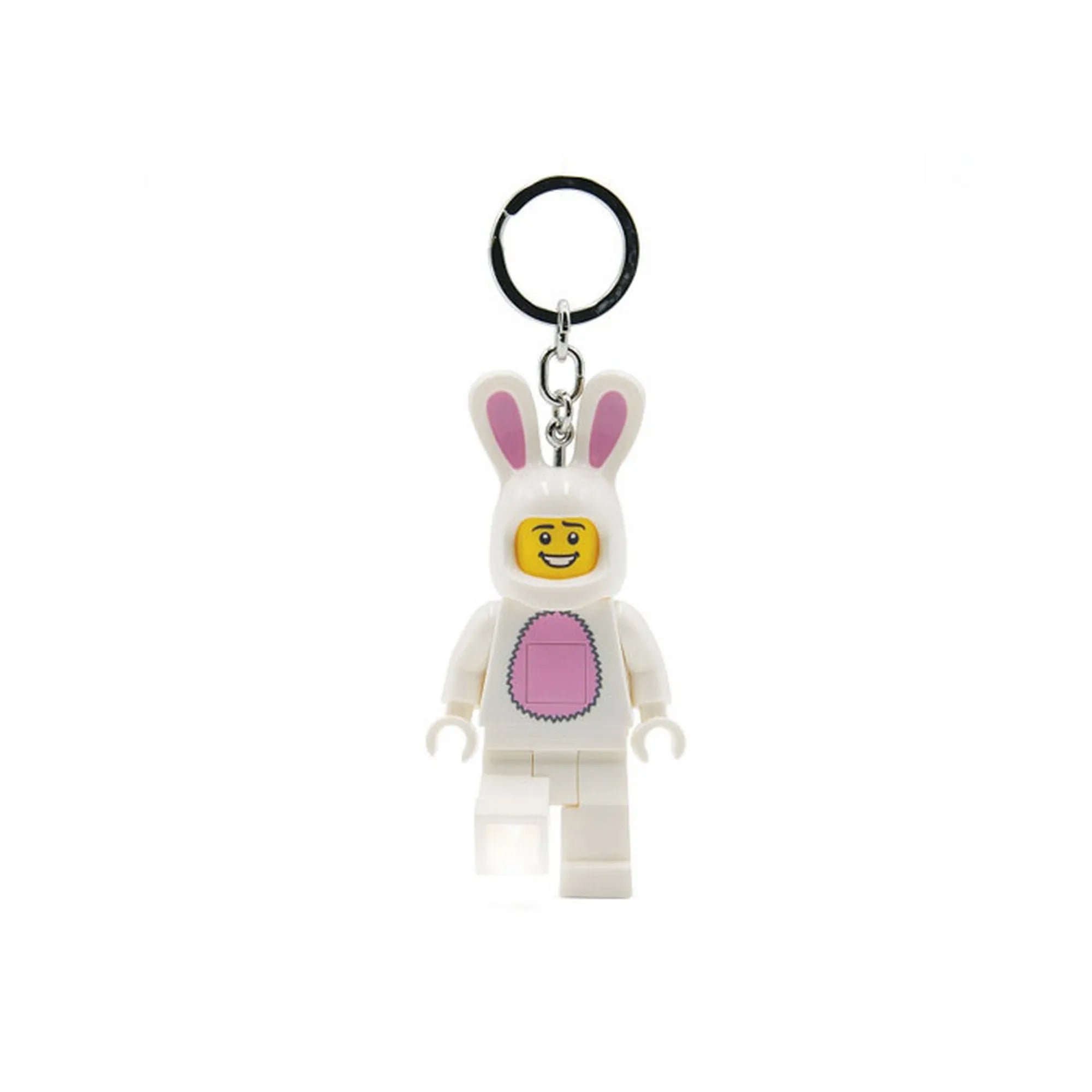 A LEGO Nyuszis minifigura LED kulcstartó elölről, bekapcsolt világítással, a figura egyik lábából fény világít.