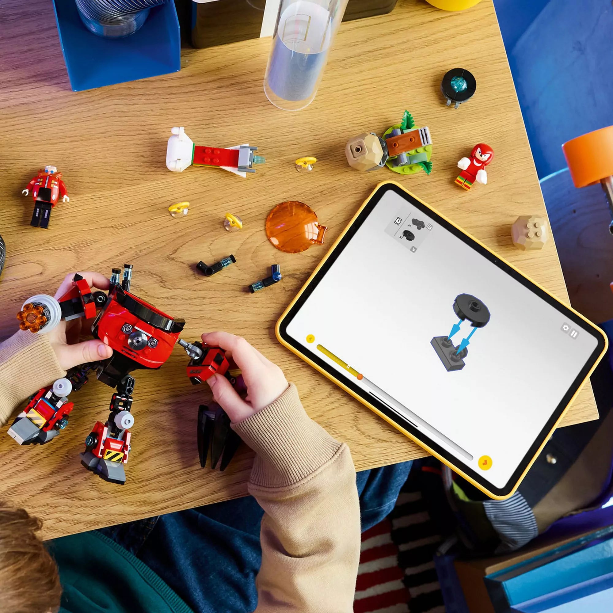 Gyerek a LEGO 77005 Egg Crusher Mech robotot építi tabletes útmutató segítségével.