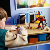 Gyerek a LEGO 77005 készlettel játszik, kilövi a sziklákat és mozgathatja Knuckles figuráját a robot ellen.