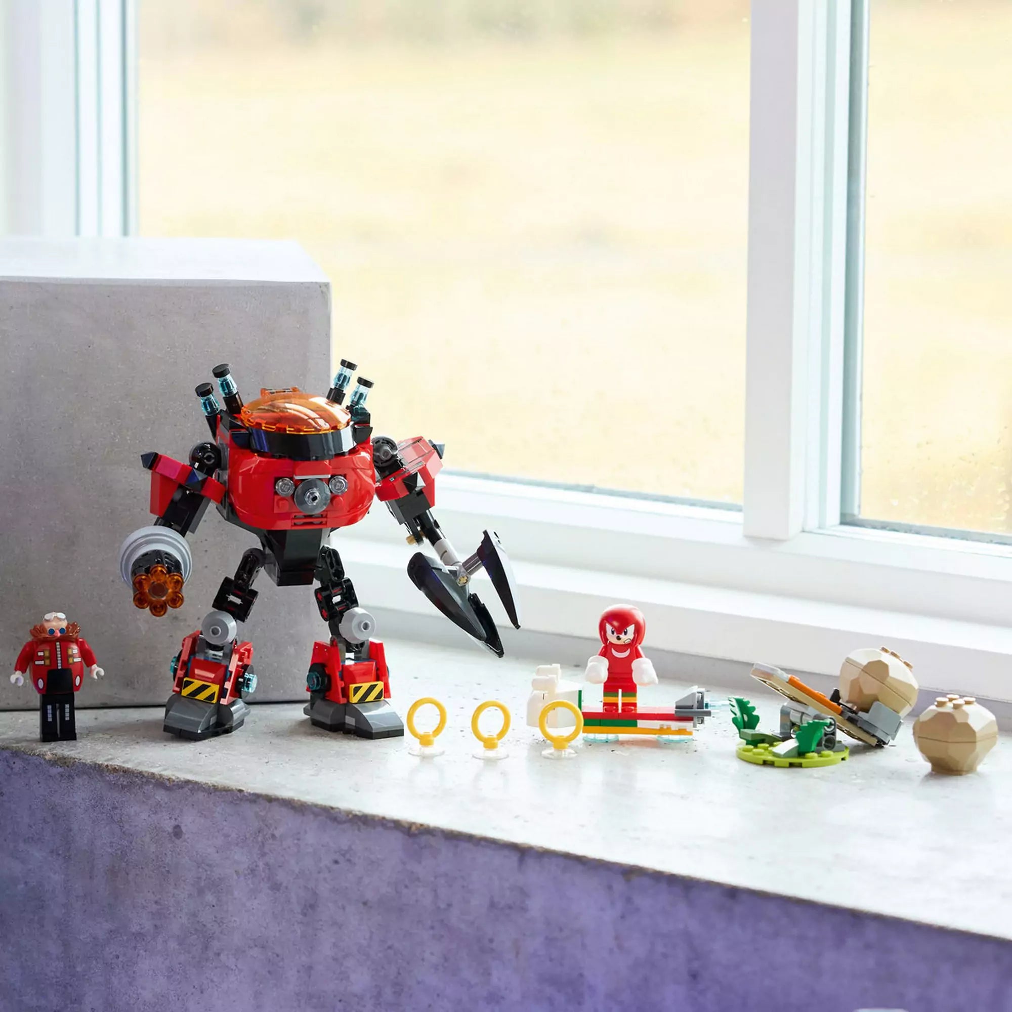 A LEGO 77005 teljes tartalma – Egg Crusher Mech, Knuckles és Dr. Eggman figurák, gyűrűk és kiegészítők – kiállítva.