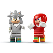 LEGO Sonic the Hedgehog: Silver autója Knuckles monster truckja ellen, 77118, 378 darabos Silver és Knuckles minifigurák fehér háttéren.