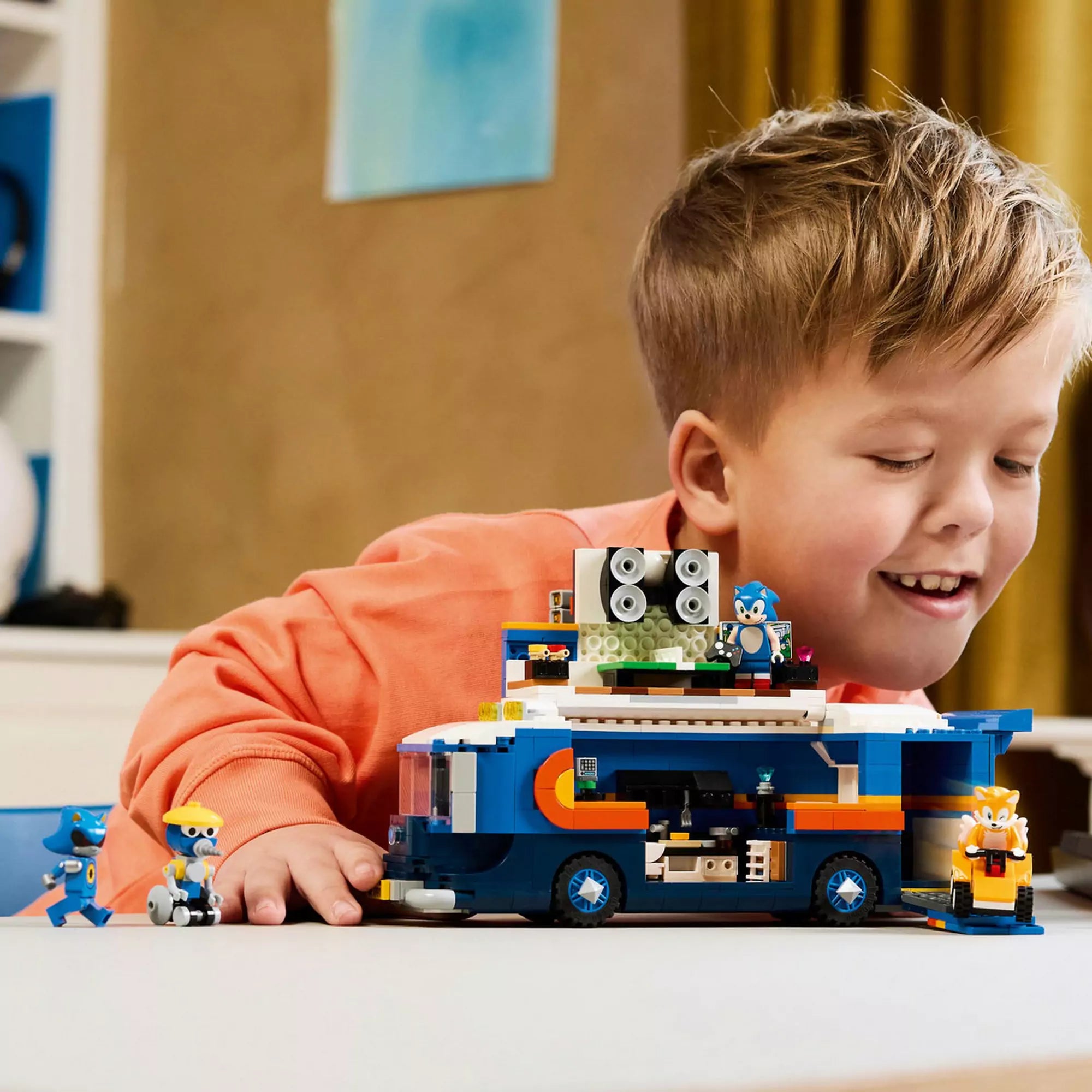 Kisfiú játszik a LEGO Sonic the Hedgehog 77006 Team Sonic parancsnoki kamion készlettel, Sonic és barátai figuráival.