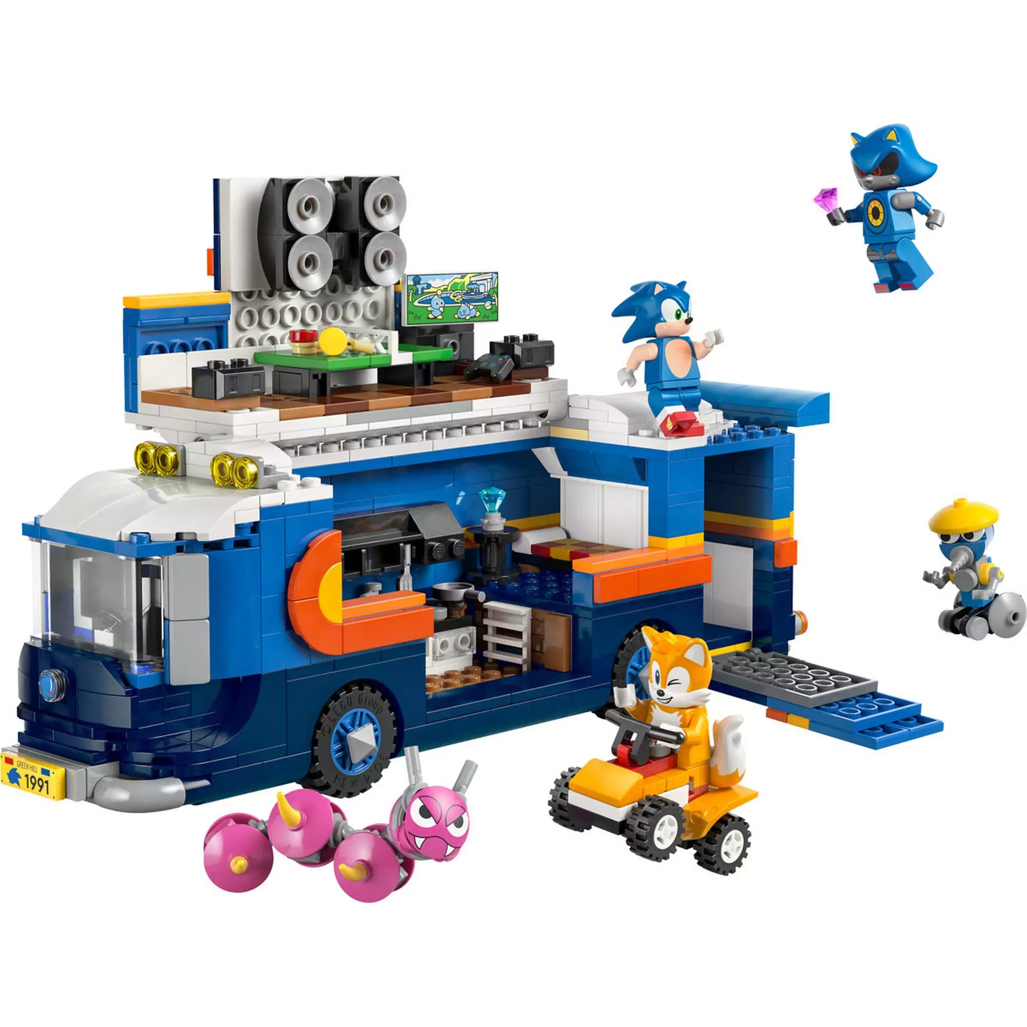 LEGO Sonic the Hedgehog 77006 Team Sonic parancsnoki kamion kibontva, részletes belső térrel, járművekkel és figurákkal játék közben.