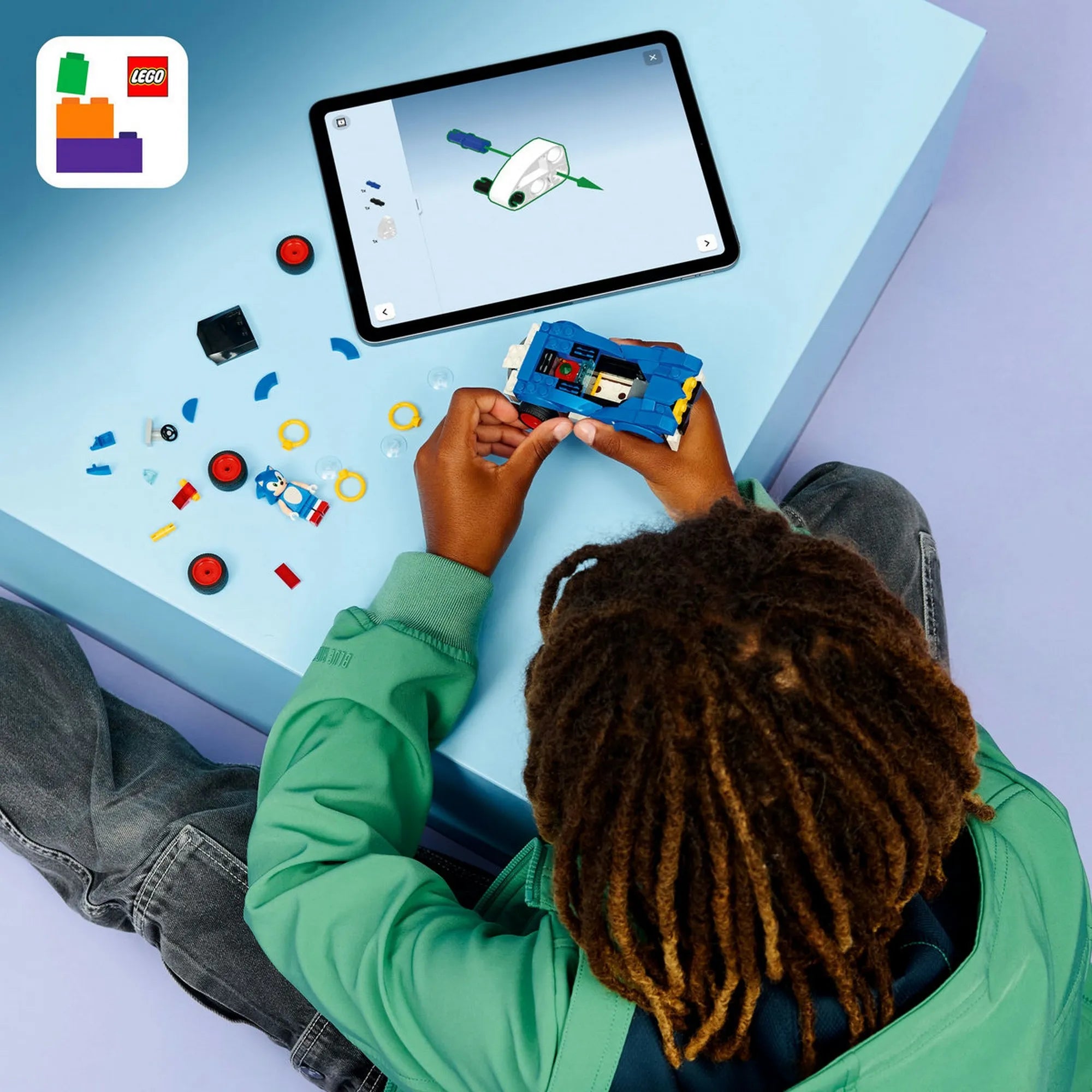 LEGO Sonic the Hedgehog Sonic Speedster Lightning (77117) építés közben, az autó és elemek LEGO Builder alkalmazással.