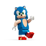 LEGO Sonic the Hedgehog Sonic Speedster Lightning (77117) Sonic minifigura közelről, ikonikus kék dizájnnal és piros cipőkkel.