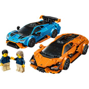 Két LEGO sportautó, a kék Lamborghini Huracán STO és a narancssárga Lamborghini Revuelto, valamint két minifigura a LEGO Speed Champions 77238 készletből.