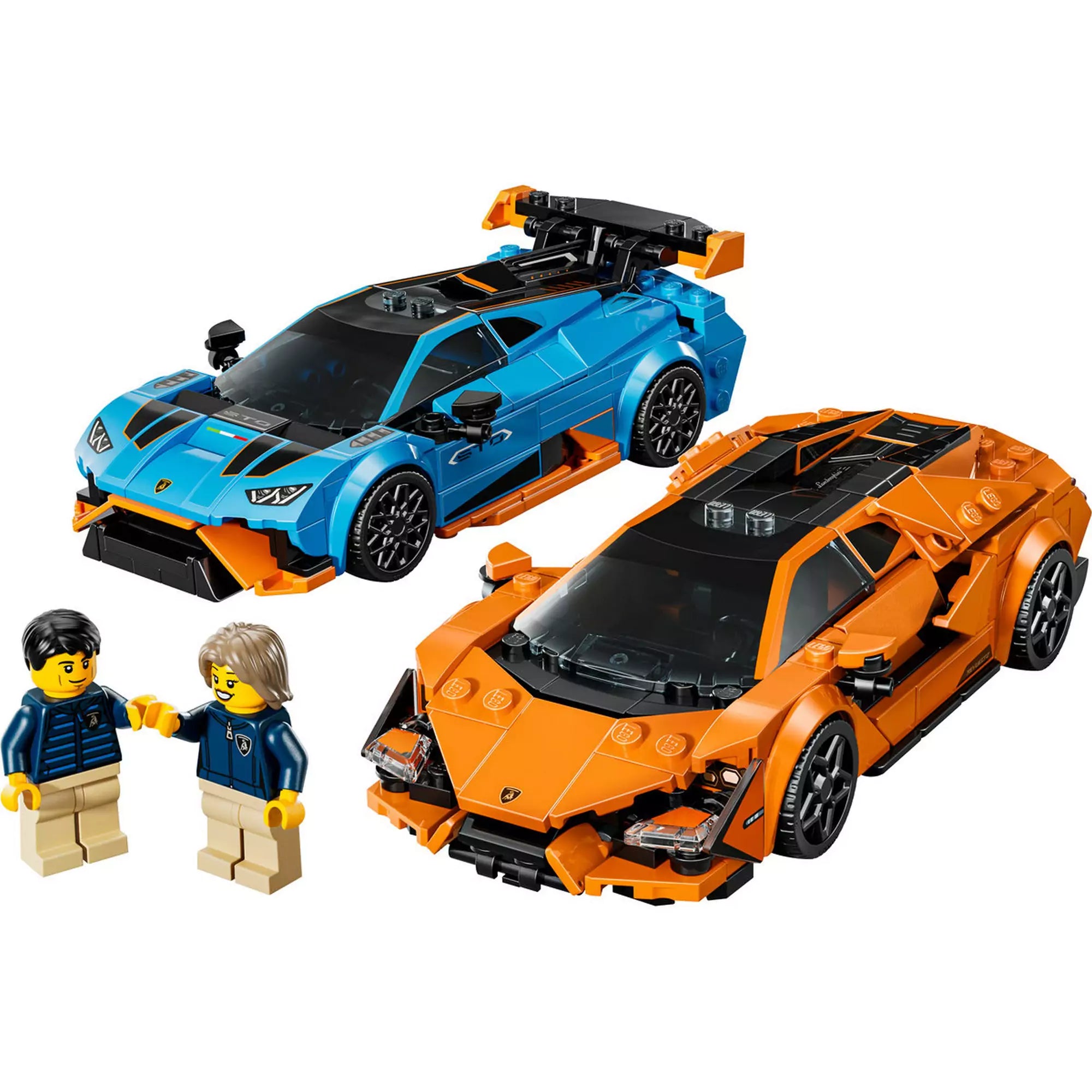 Két LEGO sportautó, a kék Lamborghini Huracán STO és a narancssárga Lamborghini Revuelto, valamint két minifigura a LEGO Speed Champions 77238 készletből.