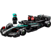 LEGO Speed Champions Mercedes-AMG F1 W15 versenyautó és pilóta minifigura részletgazdag közelképe.