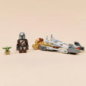 A LEGO Star Wars The Mandalorian & Grogu gyorsmotor (75436) teljes tartalma fehér háttéren: speeder bike modell, Mandalorian minifigura és Grogu figura.