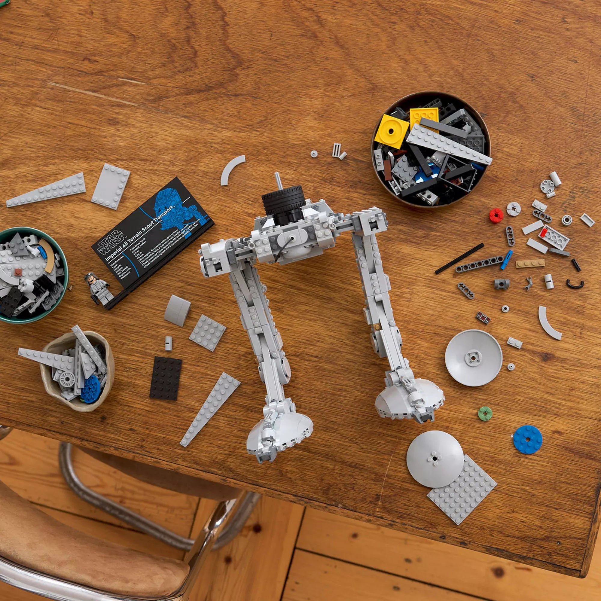 LEGO Star Wars: AT-ST lépegető (75417) építés közben, az asztalon szétszórt elemekkel és a gyűjtői plakettel.