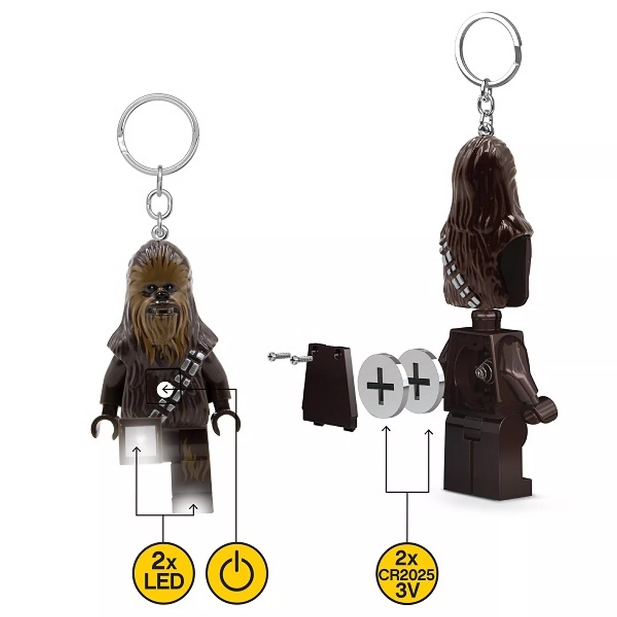 A LEGO Star Wars Chewbacca LED kulcstartó elölről és hátulról bemutatva. A kép szemlélteti a figura LED-lámpás lábait, a mellkason elhelyezett bekapcsológombot és a két CR2025 elemet, amelyek működtetik a világítást.