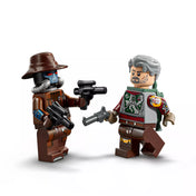 LEGO Star Wars Cobb Vanth és Cad Bane minifigurák közelről, robbantópisztolyokkal és részletgazdag nyomtatással, fehér háttér előtt.