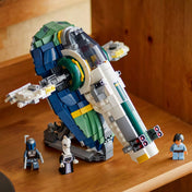 LEGO Star Wars: Jango Fett csillaghajója (75433) összerakott modell polcon, a három minifigurával bemutatva.