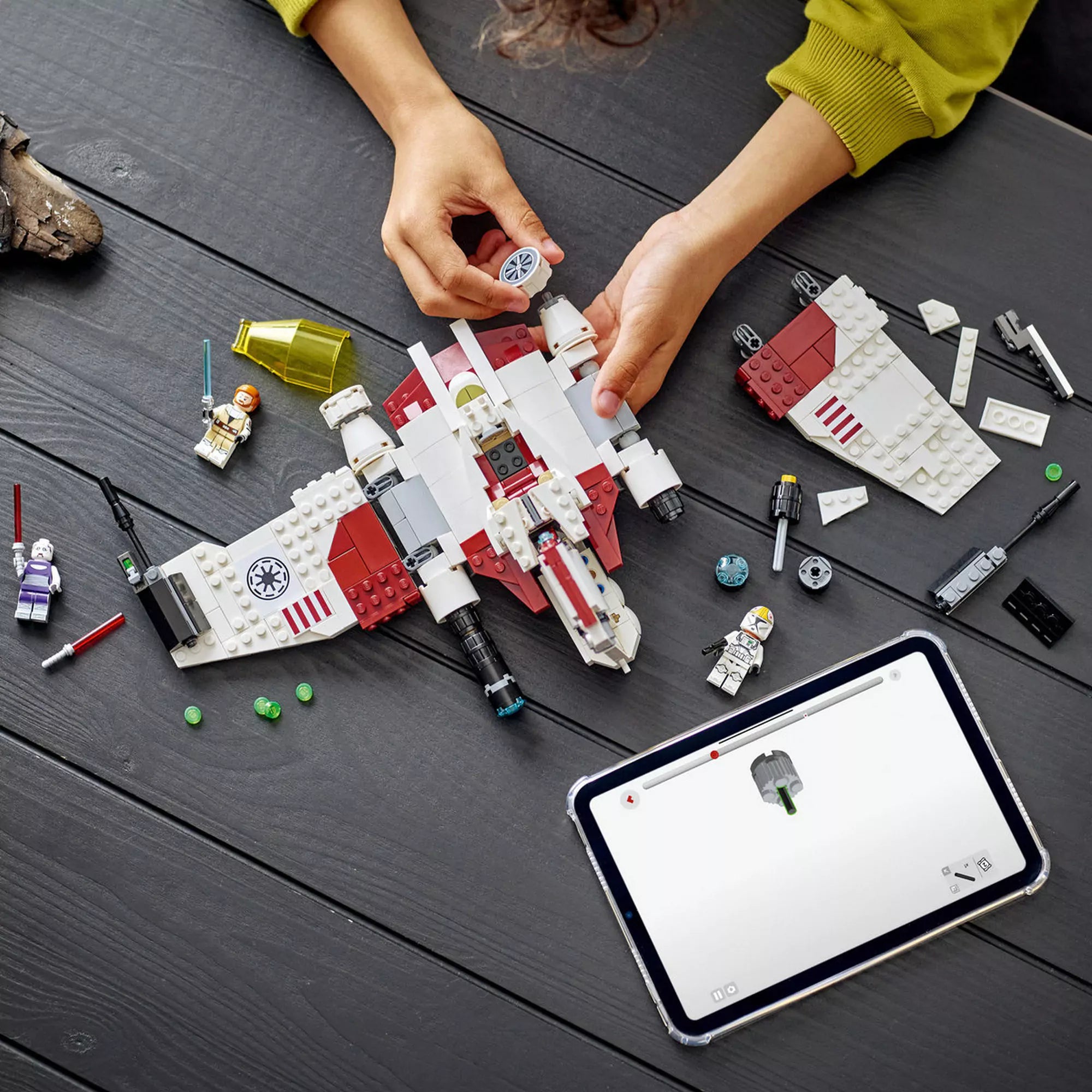 Építés közben: LEGO Star Wars: V-19 Torrent-osztályú csillagvadász (75432) építése közben, szétszedett elemekkel és minifigurákkal asztalon.