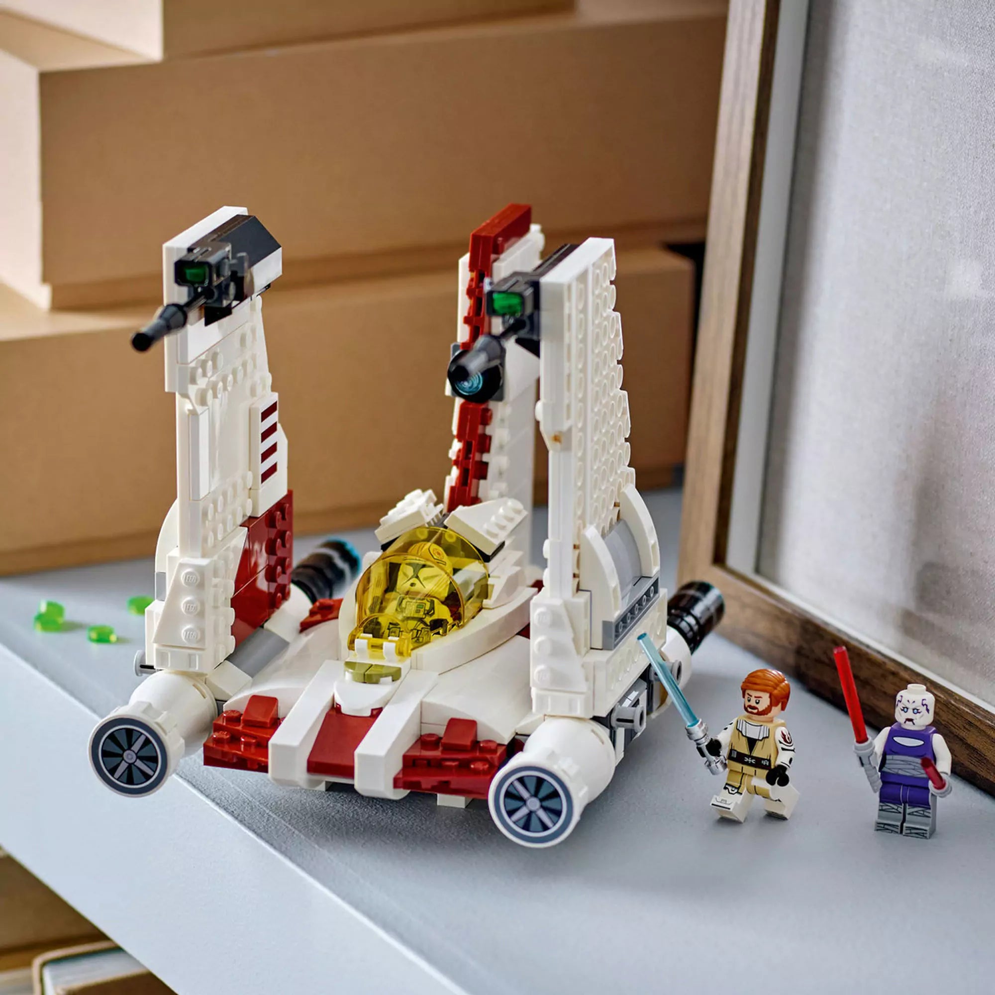 Űrhajó részletesen: LEGO Star Wars: V-19 Torrent-osztályú csillagvadász (75432) űrhajója felhajtott szárnyakkal és látható pilótafülkével.