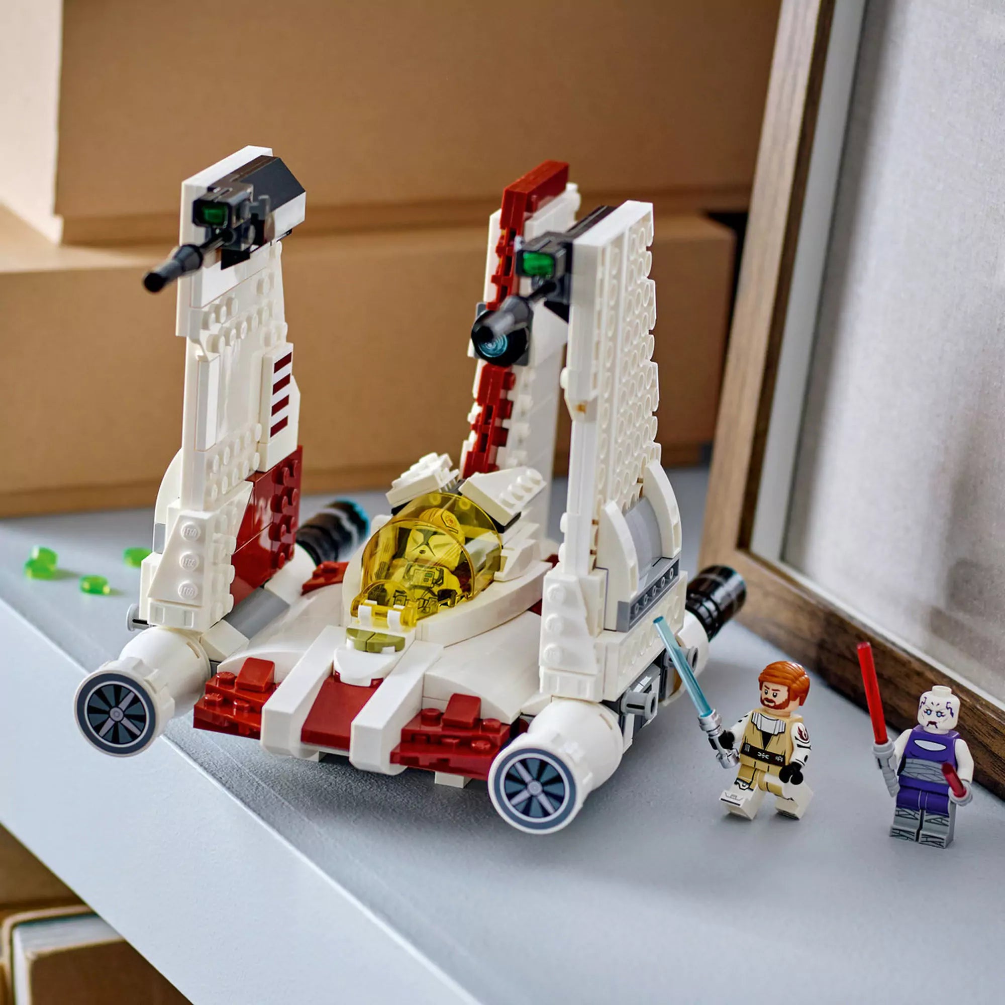 Kész modell polcon: LEGO Star Wars: V-19 Torrent-osztályú csillagvadász (75432) kész modellje polcon, mellette Obi-Wan Kenobi és Asajj Ventress minifigurák.