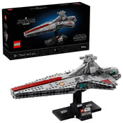LEGO Star Wars 75441 Venator-osztályú támadó cirkáló készlet a dobozzal együtt, a teljesen megépített modell kiállító talapzaton, fehér háttér előtt.