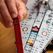 LEGO Star Wars Venator támadó cirkáló felső fedélzeti részlete közelről, a felnyitható szekcióval és a belső hangár megjelenítésével.