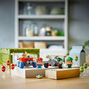 A LEGO Super Mario Mario Kart, Baby Mario és Baby Luigi (72034) szett színes alkatrészeivel és karaktereivel a játékszobában kiállítva.