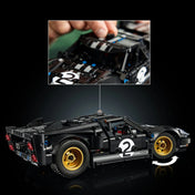 LEGO Technic Ford GT40 MKII modell oldalnézetben, nyitható ajtókkal és működő kormányzással, a mechanikus funkciók szemléltetésével