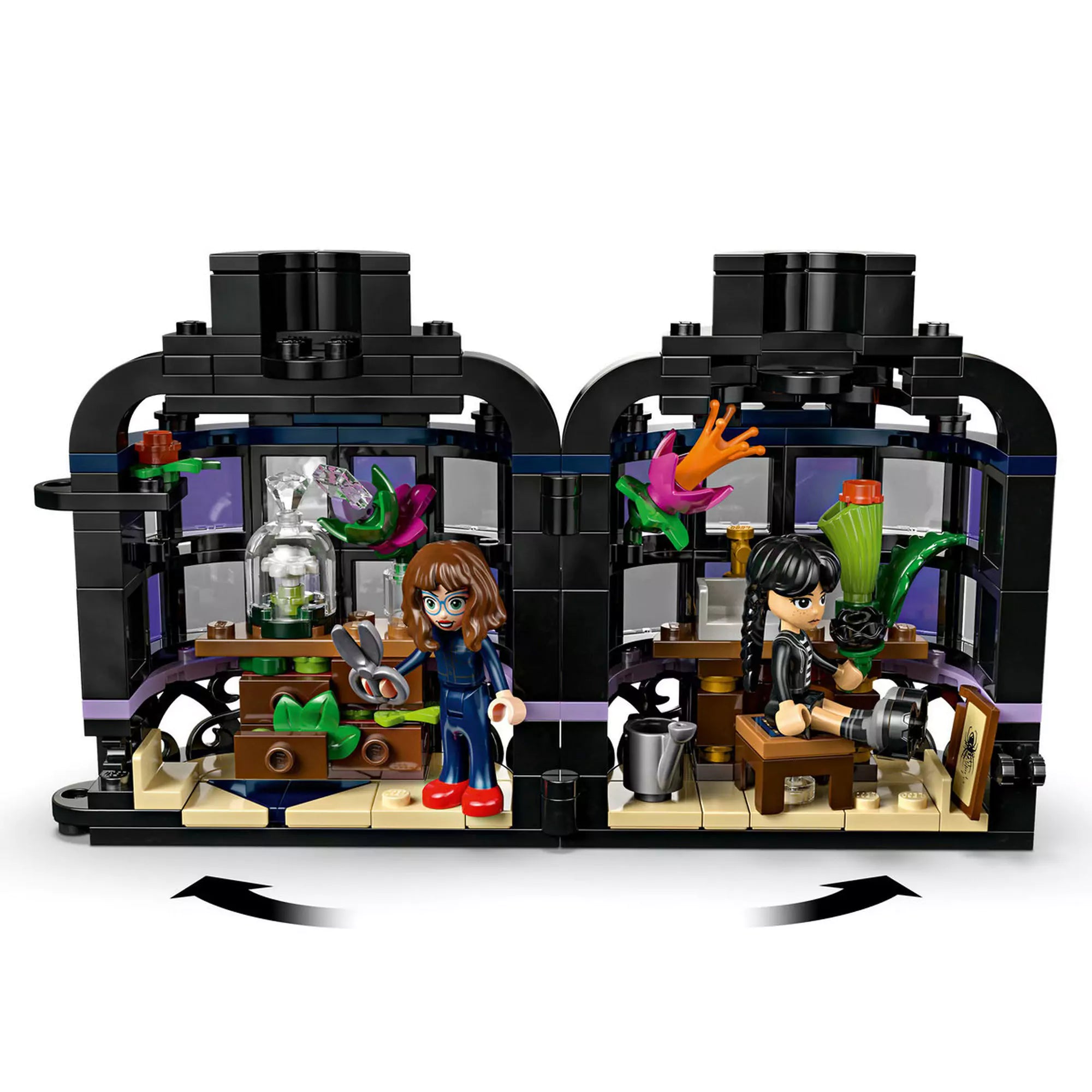 LEGO Wednesday: Fekete dália (76784) részlete, nyitott váza színes virágokkal és kiegészítőkkel.