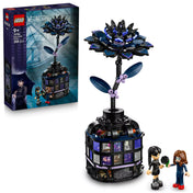 LEGO Wednesday: Fekete dália (76784) doboz és összerakott készlet, a dália váza és minifigurák együtt.