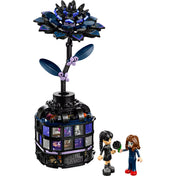  LEGO Wednesday: Fekete dália (76784) teljes készlet, a dália virág váza és két minifigura.