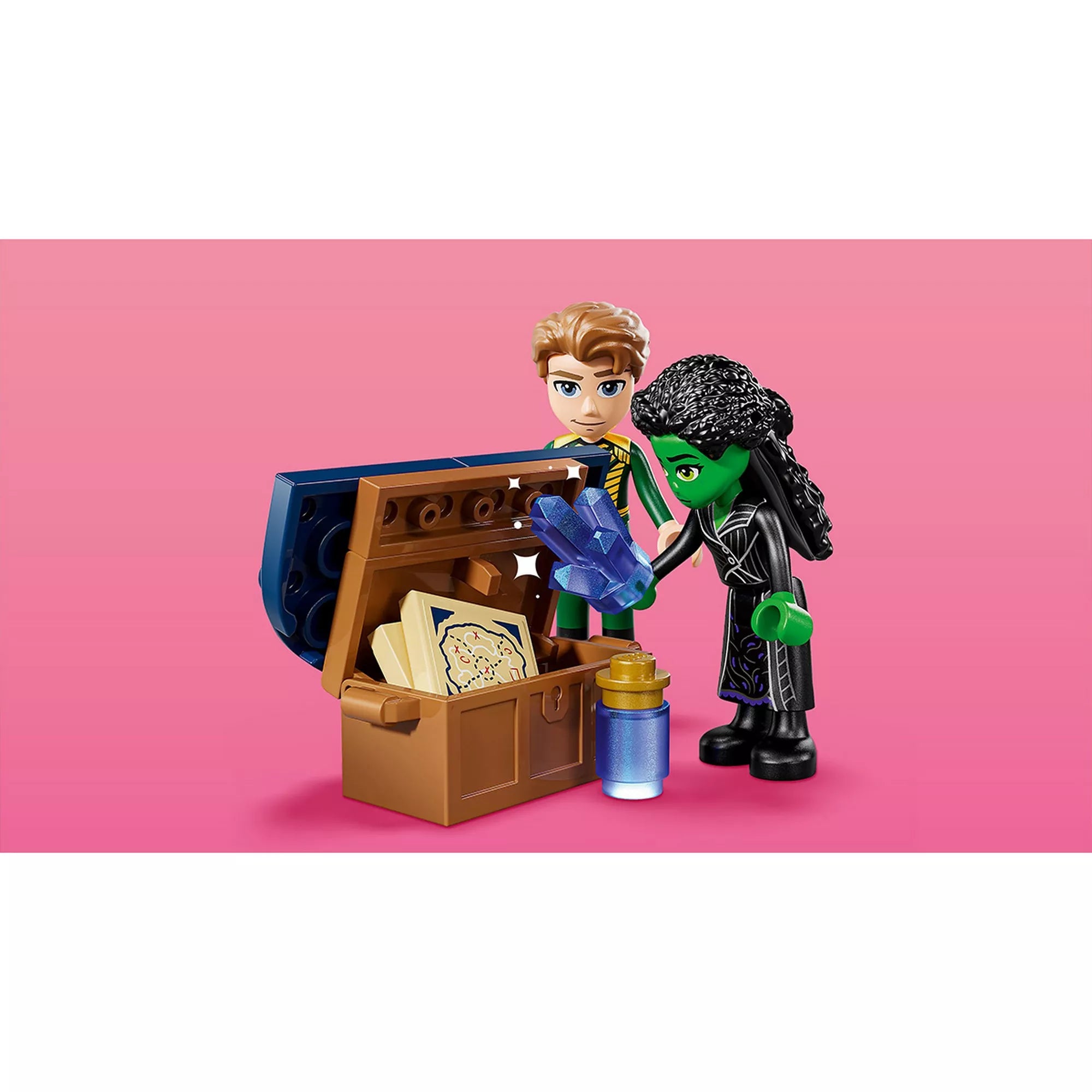 Elphaba és a fiú minifigura a LEGO Wicked Elphaba’s Retreat (75687) készletből egy kincsesládában rejtett kristályokat fedeznek fel.