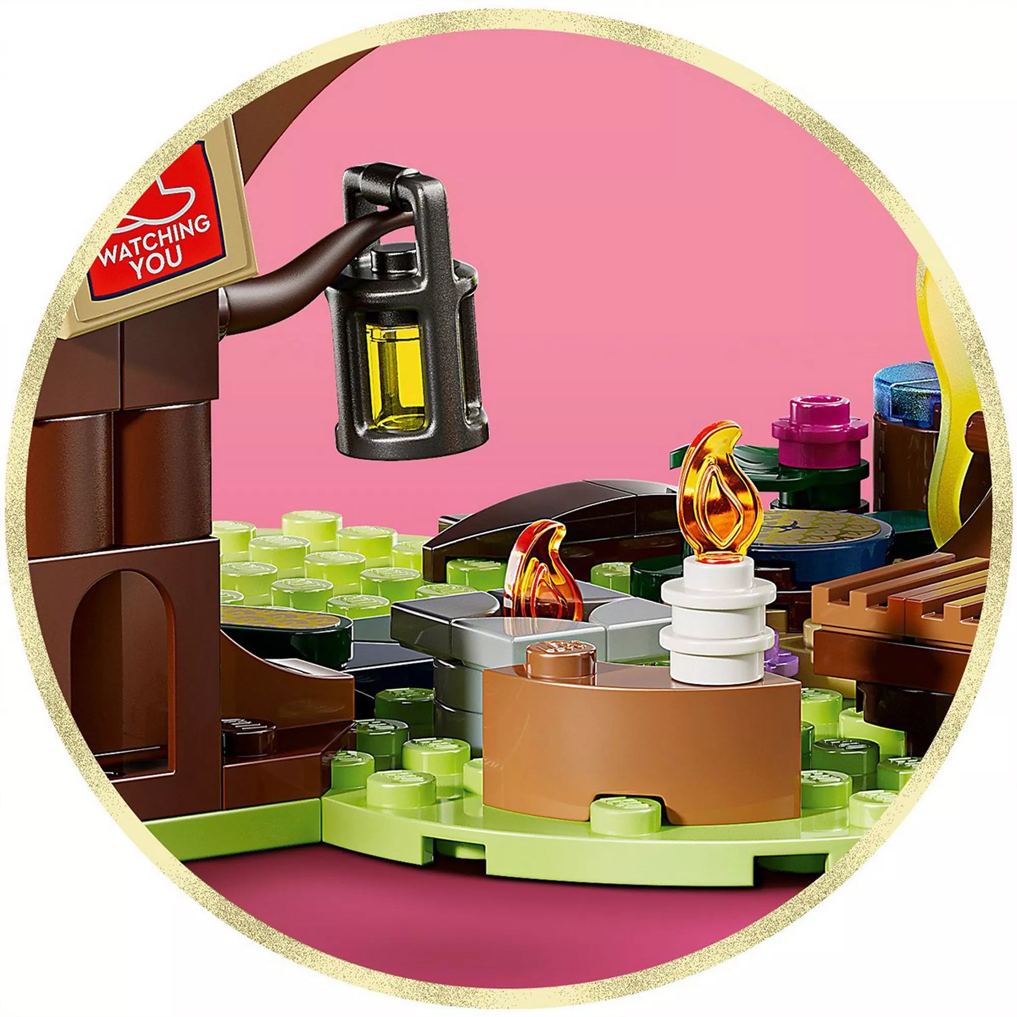 Közeli részlet a LEGO Wicked Elphaba’s Retreat (75687) készletből: lámpás és égő láng elemek az erdei rejtekhelyen.
