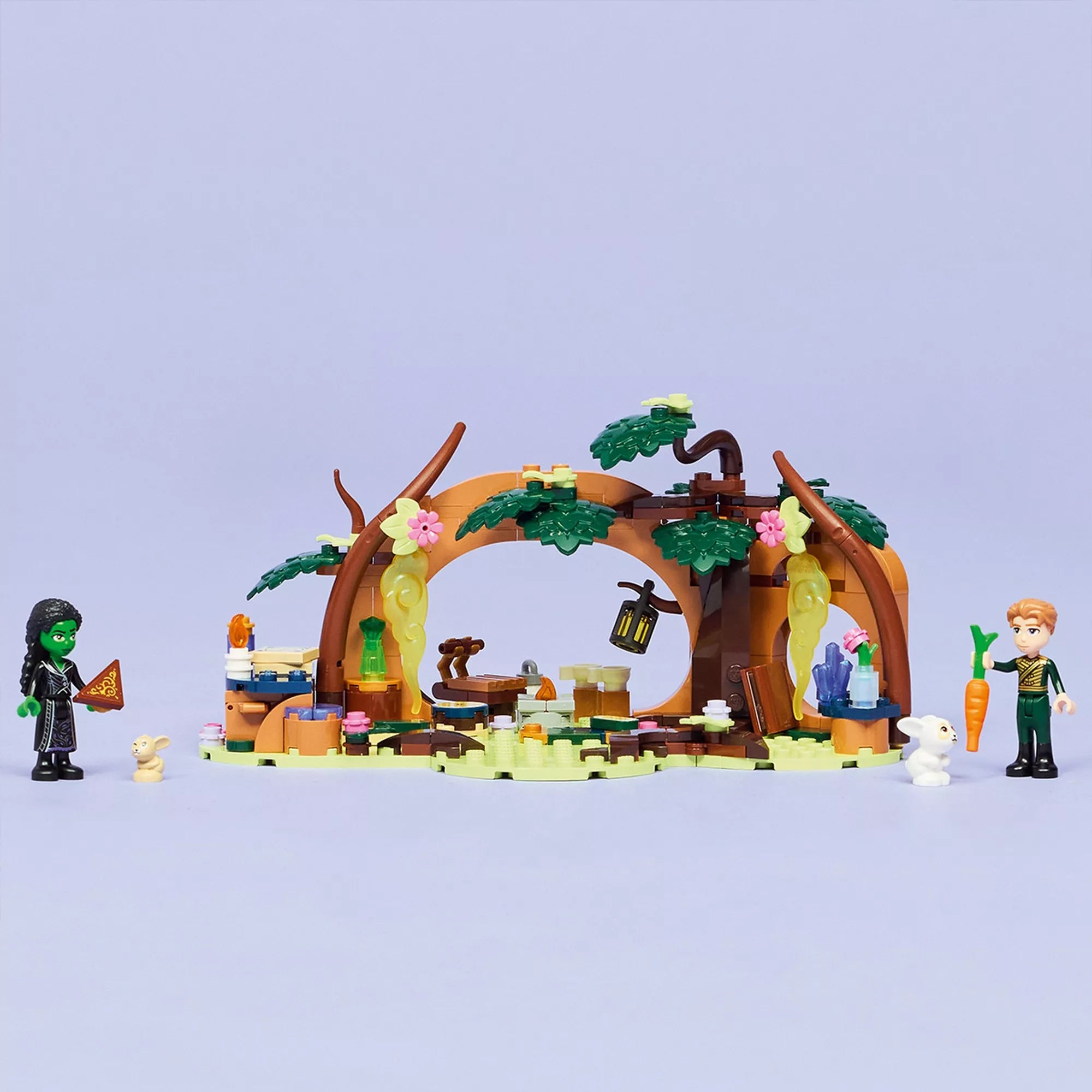 A LEGO Wicked Elphaba’s Retreat (75687) teljes építménye Elphabával, a fiú karakterrel és állatfigurákkal az erdei rejtekhely előtt.