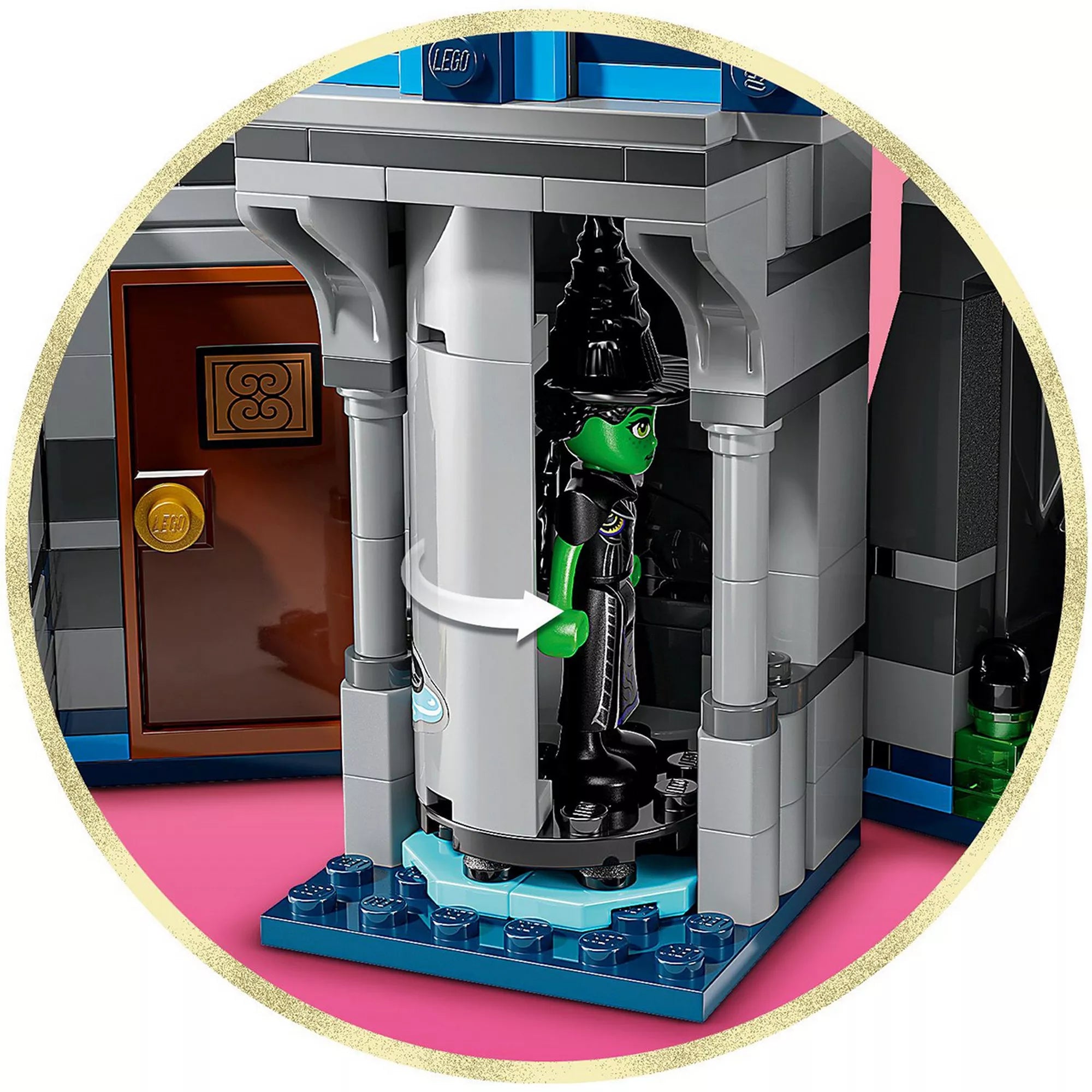 Az Elphaba figurát forgató mechanizmus a LEGO Wicked – Emerald City & Kiamo Ko Castle (75689) készletből.