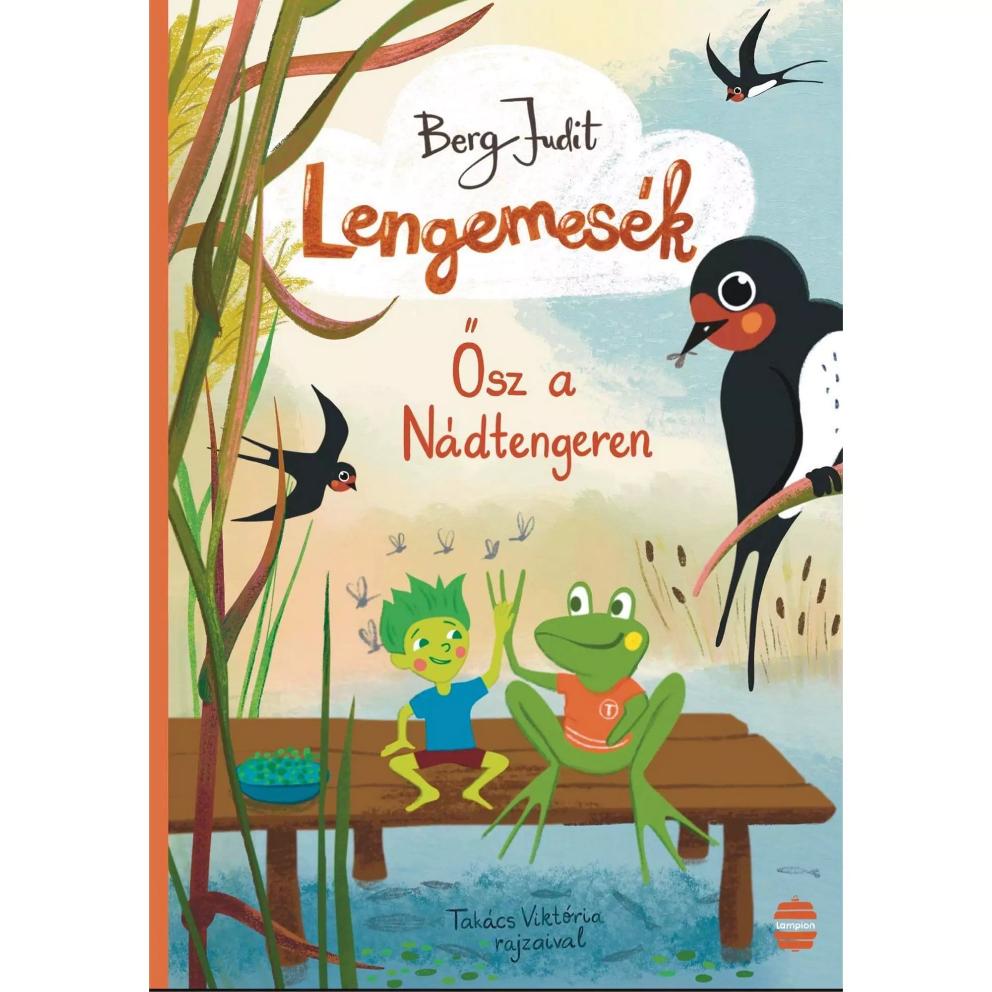 Könyvborító Berg Judit „Lengemesék – Ősz a Nádtengeren” című mesekönyvéhez, melyen egy zöld hajú figura és egy béka ül a stégen, fecskék repülnek a nádas felett.