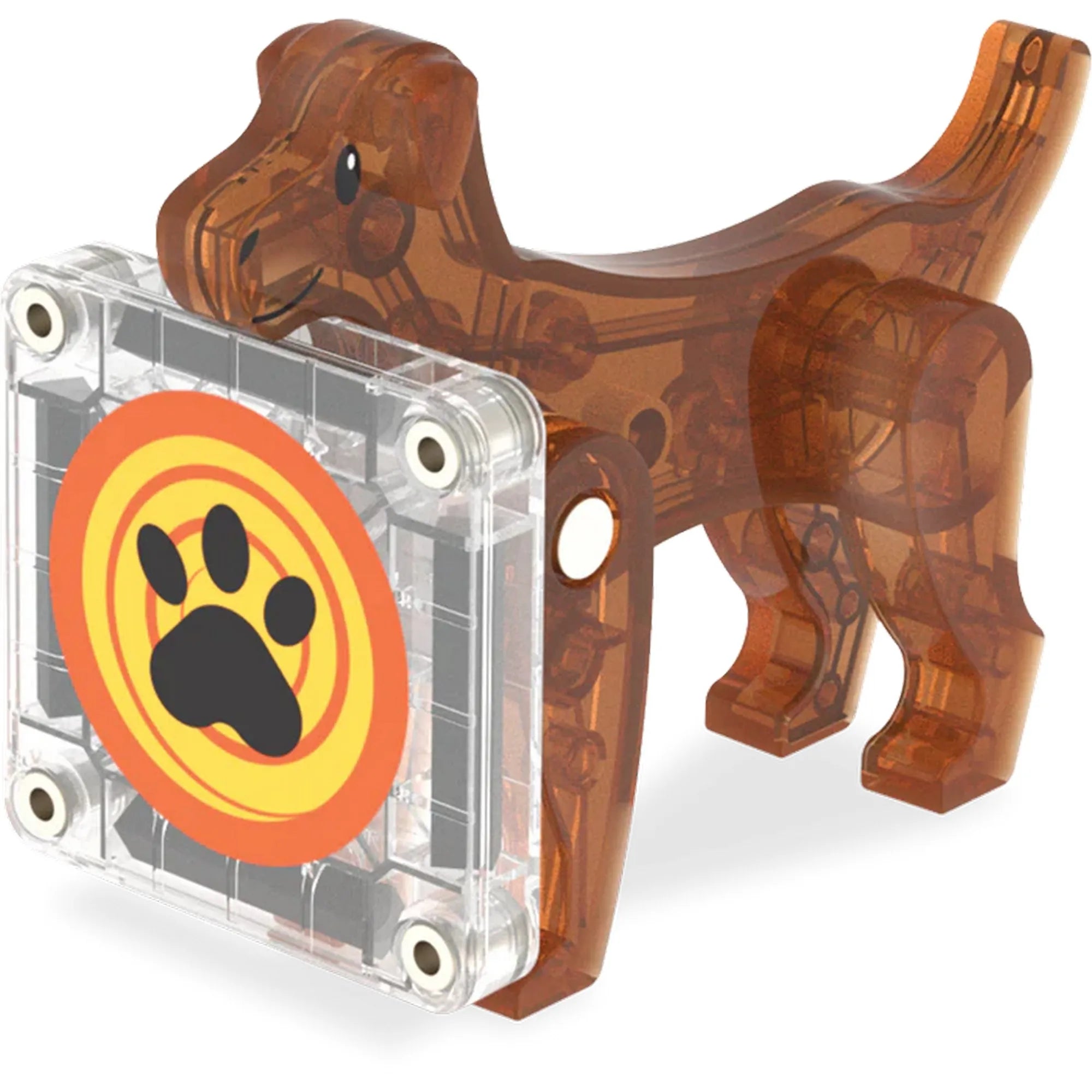 Barna, áttetsző műanyagból készült kutya figura a Magna-Tiles Dog House készletből, mellette egy átlátszó mágneses kocka fekete mancs mintával.