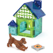A Magna-Tiles Dog House színes, átlátszó elemekből épített zöld és kék kutyaház, mellette a kutya figura és a mancsos kocka.