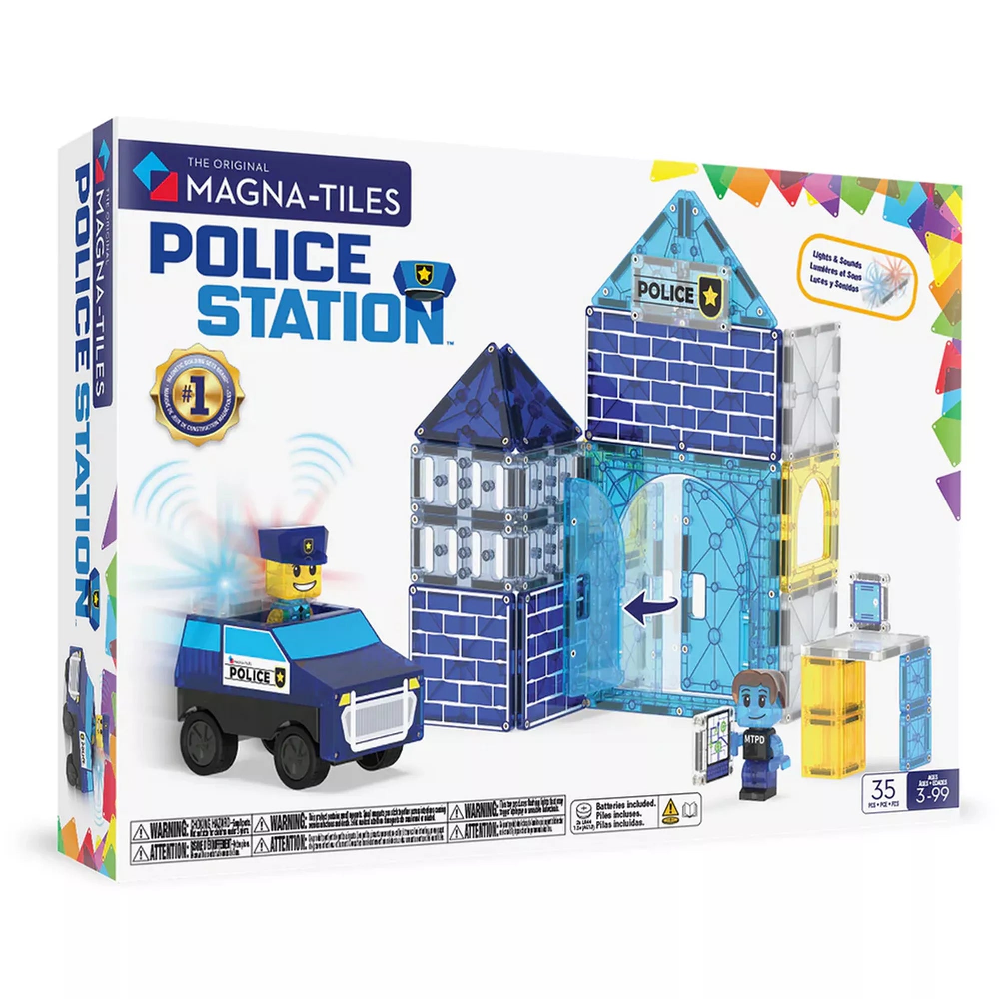 A MAGNA-TILES Police Station Set doboza, rajta a 35 darabos mágneses építőkészlet elemei: rendőrségi épület, járőr autó, két mágneses figura és fény- és hangmodul. A szett kék, áttetsző elemekkel, rendőrségi logóval és modern dizájnnal készült.