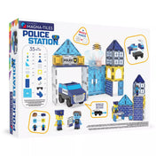 A MAGNA-TILES Police Station Set doboz hátoldala, amely bemutatja a készlet tartalmát: a rendőrségi járművet, a fény- és hangmodult, a cserélhető figurákat és az építőelemek típusait. A kép kiemeli a mágneses kockák és a microMAGS technológia részleteit.