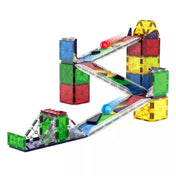 A MAGNA-TILES Rail Racers Deluxe pályája közelről, két golyóval a síneken. A pálya több szinten fut, áttetsző mágneses lapokból épül fel, és kreatív építési lehetőségeket kínál gyerekeknek.