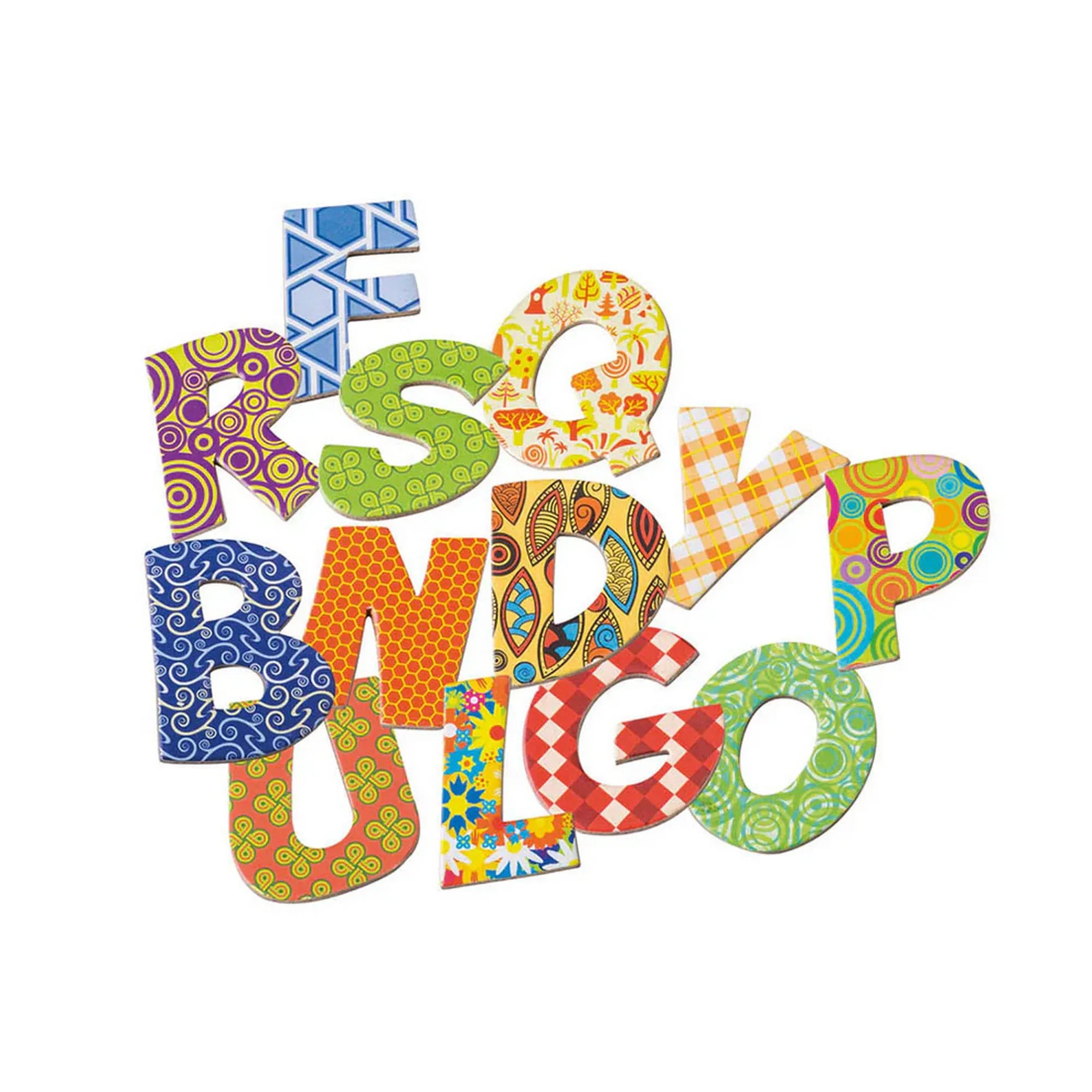 Mágneses betűk, 60 darabos, Cayro – színes mintás mágneses betűk fehér háttéren.