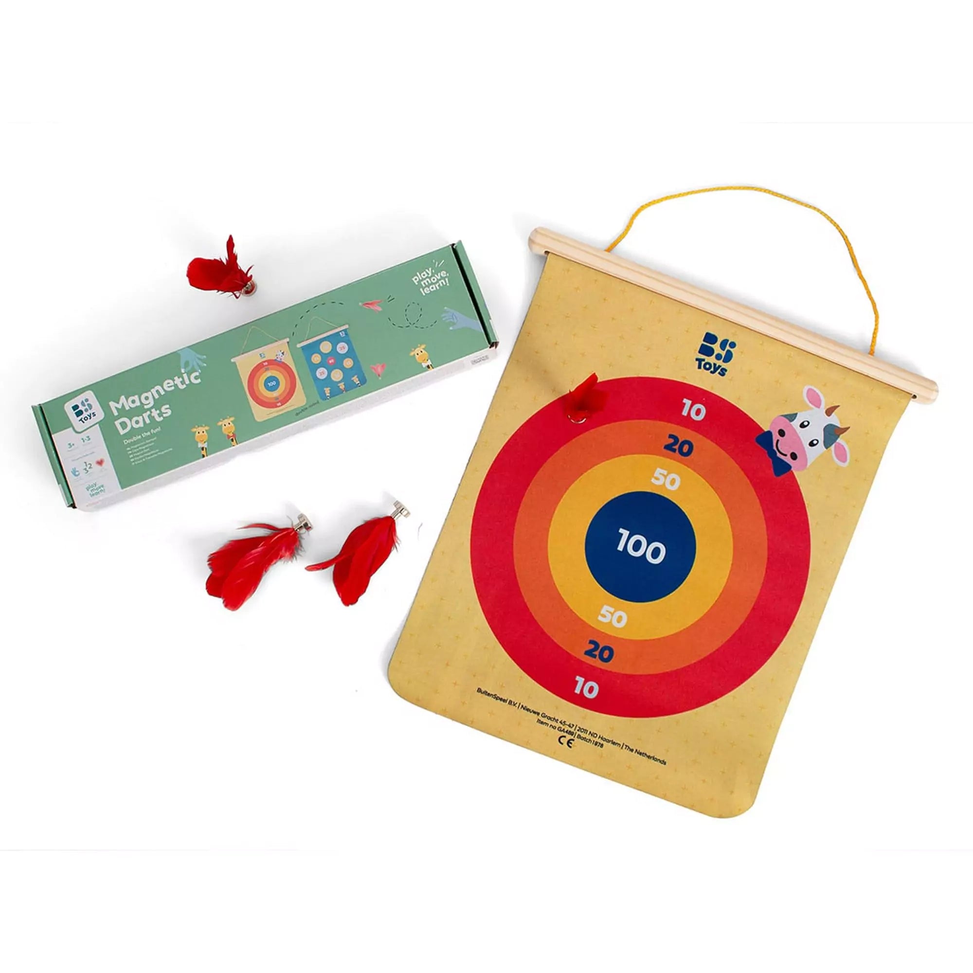 A BS Toys mágneses célbadobó sárga céltáblája piros, narancssárga és kék körökkel, mellette a játék doboza és három piros tollas mágneses nyíl.