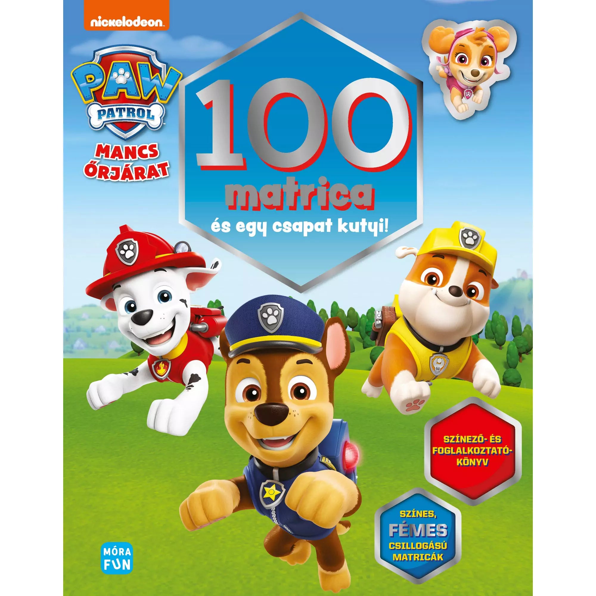 Színes borítókép a „Mancs Őrjárat – 100 matrica és egy csapat kutyi!” színező- és foglalkoztatókönyvhöz, Chase, Marshall, Rubble és Skye szereplésével.