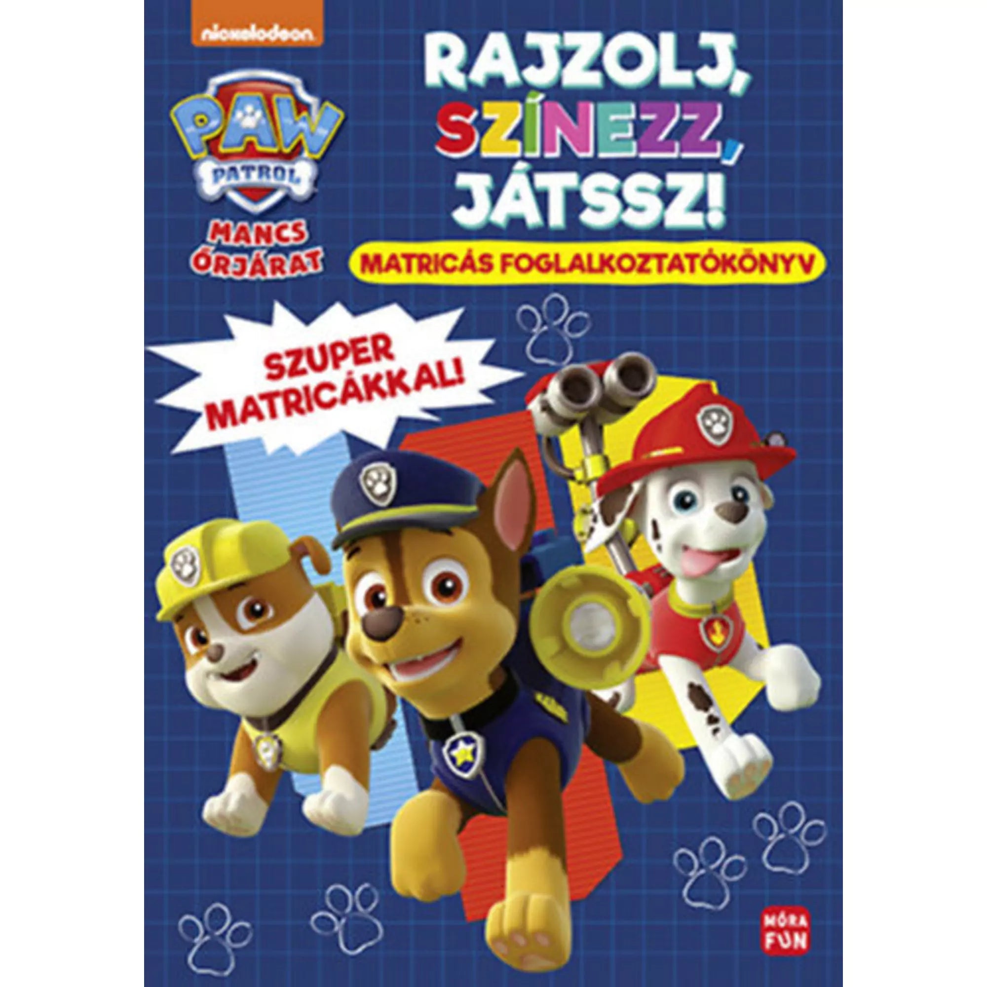 Mancs Őrjárat: Rajzolj, színezz, játssz! Matricás foglalkoztatókönyv borítója, Chase, Rubble és Marshall szereplőkkel, kék rácsos háttérrel.