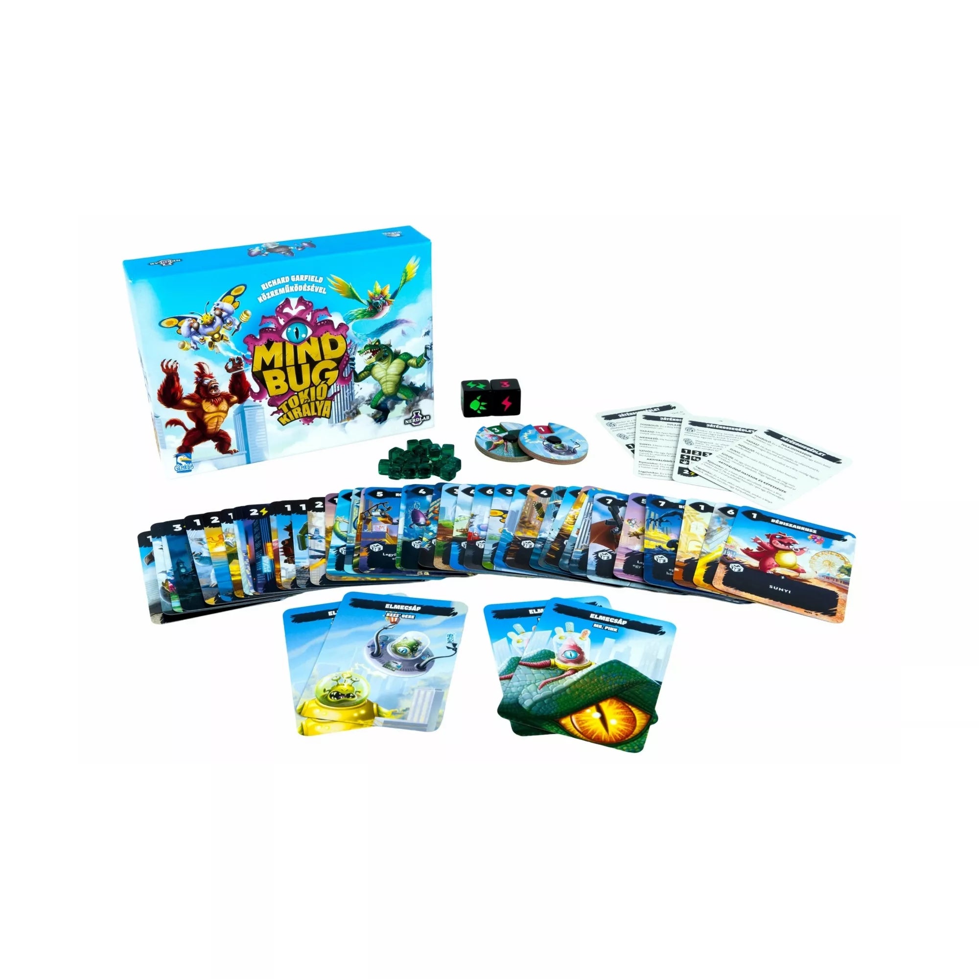 Mindbug x Tokió Királya társasjáték teljes tartalma kiterítve: lénykártyák, elmecsápok, energiajelölők, dobókockák, szabálykönyvek és a doboz egy fehér háttéren.