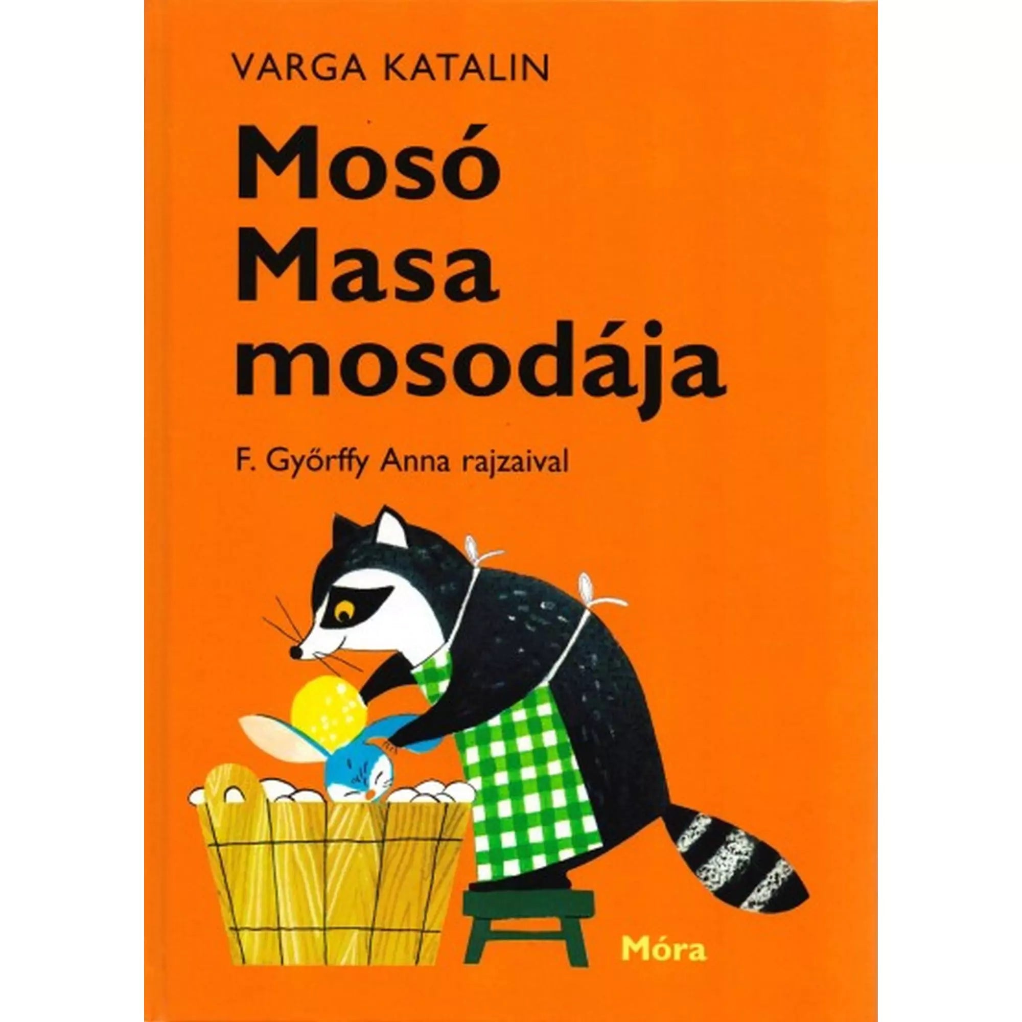A Mosó Masa mosodája című könyv borítója, narancssárga háttérrel, középen egy mosómedve zöld kockás kötényben, aki egy teknőben ruhát mos. A teknőből egy kék plüssnyuszi és sárga pöttyös labda kandikál ki. A szerző neve: Varga Katalin.