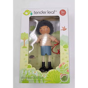 Mr. Forrester és a kutyája, Tender Leaf Toys TL8149 – A csomagolásban lévő Mr. Forrester fafigura, kezében egy piros pórázon vezetett kutyával.