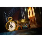 Mysterium játékjelenet: antik zsebóra előtt egy gazdagon berendezett kastélyétkező kártya, csillárral, festményekkel és komor, árnyékos lépcsőháttérrel.