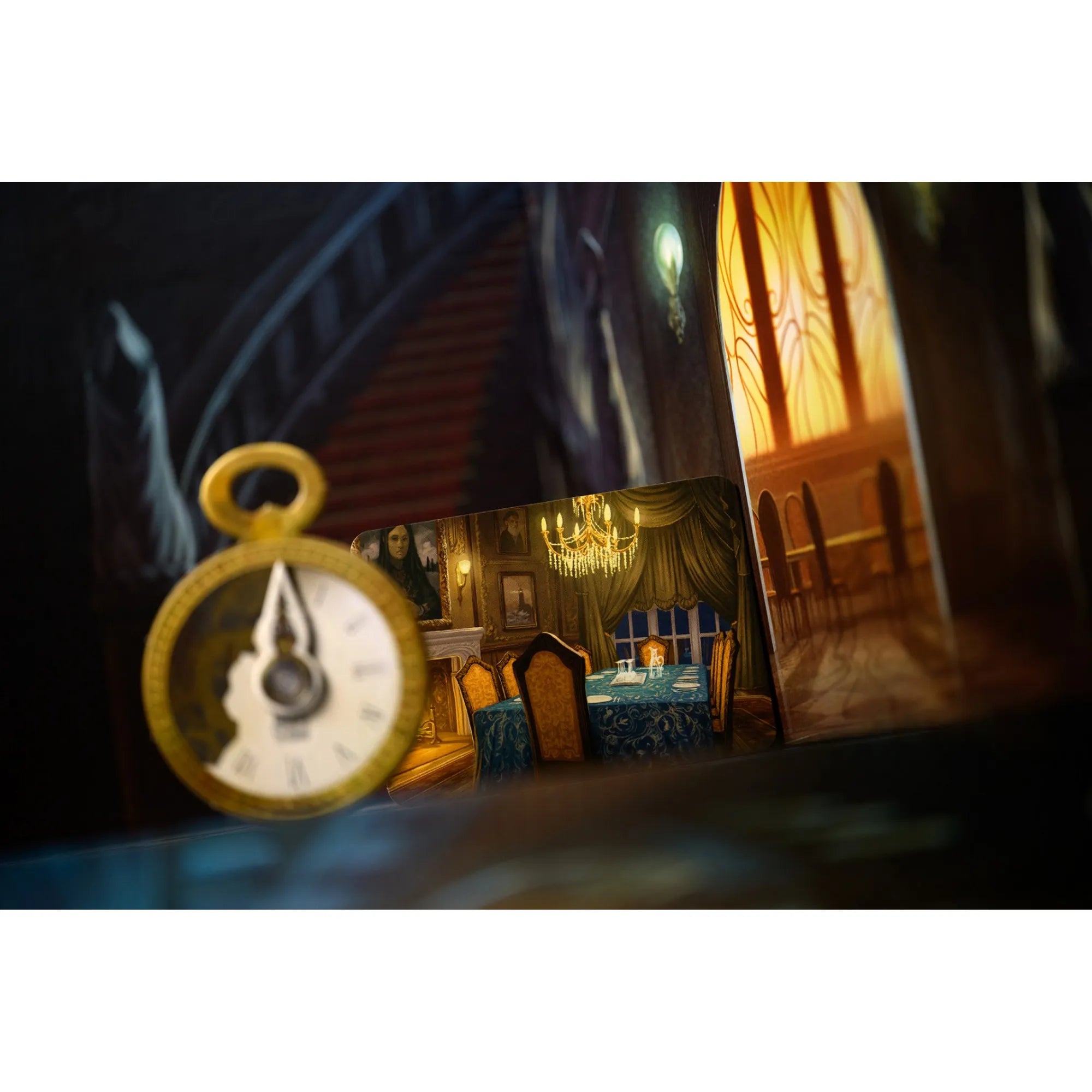 Mysterium játékjelenet: antik zsebóra előtt egy gazdagon berendezett kastélyétkező kártya, csillárral, festményekkel és komor, árnyékos lépcsőháttérrel.