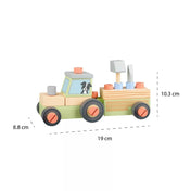 Az összeszerelt Orange Tree Toys fa traktor méreteit bemutató kép. A traktor hossza 19 cm, magassága 10,3 cm, szélessége 8,8 cm. A világos, természetes tónusú fa játék kompakt méretű és kis kezekhez tervezett.
