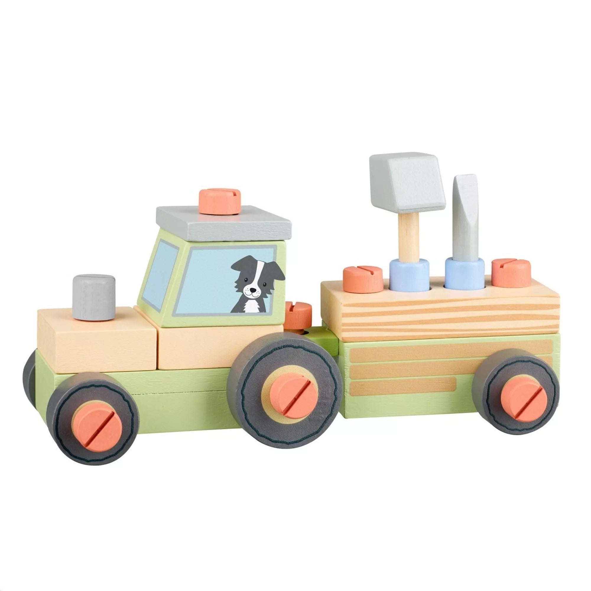 Összeszerelhető fa traktor az Orange Tree Toys kollekcióból, világoszöld és natúr fa színekben. A traktor ablakában egy fekete-fehér kutya illusztrációja látható, az utánfutón pedig szerszámokat imitáló fa elemek találhatók. Vidám, pasztell árnyalatokkal festett, gyerekbarát játék.
