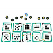 A Papírvilág társasjáték különféle feladatlapjai és jutalomkorongjai sorba rendezve felülnézetből.