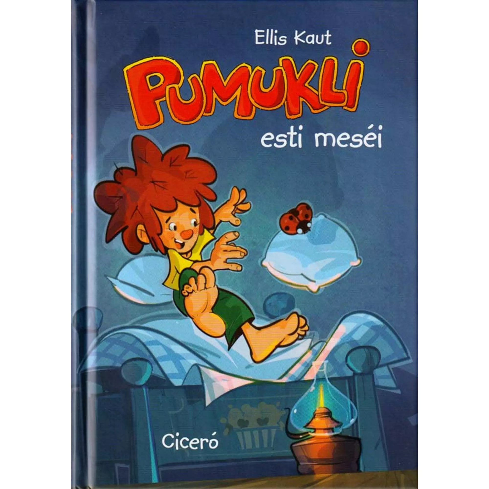  A Pumukli esti meséi könyv borítója, amelyen a vörös hajú kobold, Pumukli egy ágy fölött lebeg párnák és egy katicabogár társaságában, háttérben éjjeli lámpa látható.